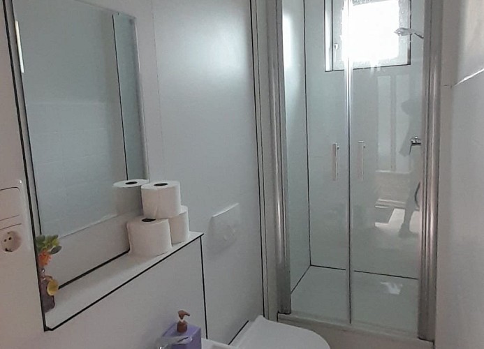 Eins der beiden Badezimmer