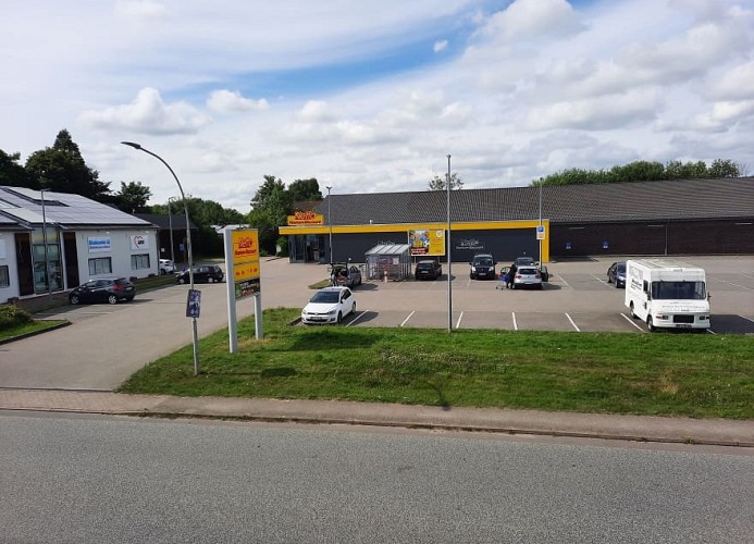 Einkaufsmöglichkeit gegenüber