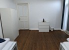 Ausstattung aller Zimmer mit Kleiderschrank und Kommode