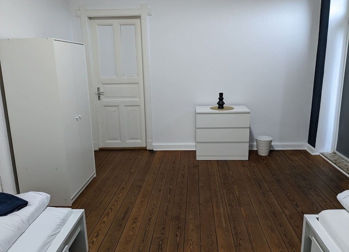 Ausstattung aller Zimmer mit Kleiderschrank und Kommode